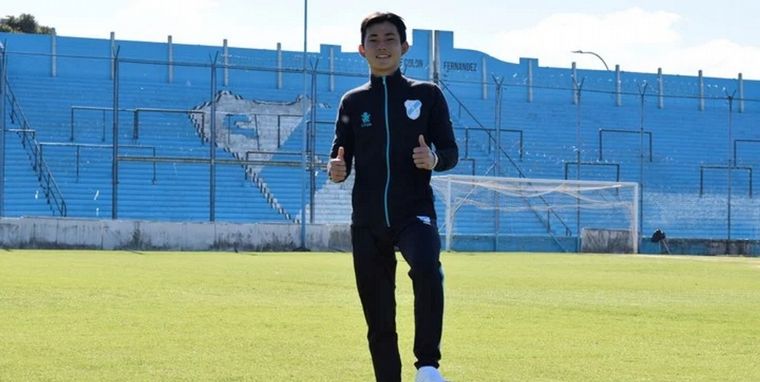 León Morimoto juega de lateral izquierdo en Temperley.