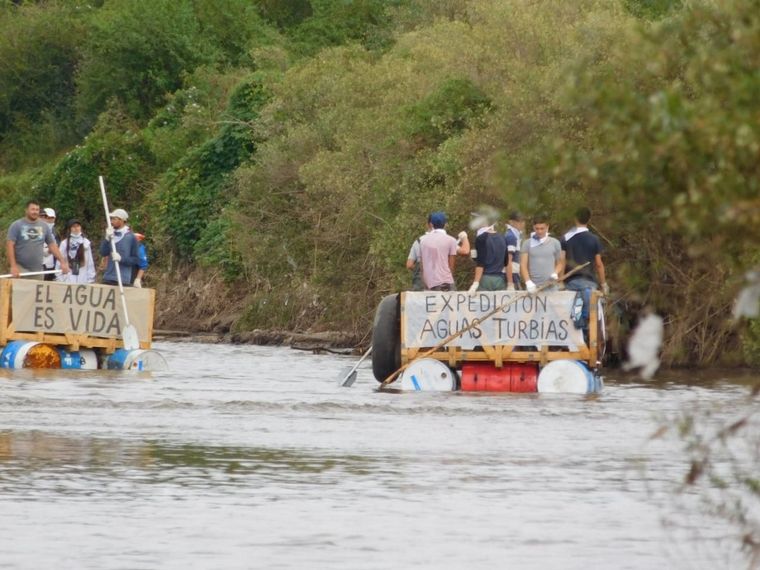 FOTO: Los vecinos de Chacras de la Merced se manifestaron en balsas por el río Suquía. 