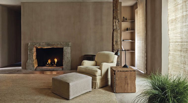 El fuego de la chimenea es un elemento que genera una luz hogareña