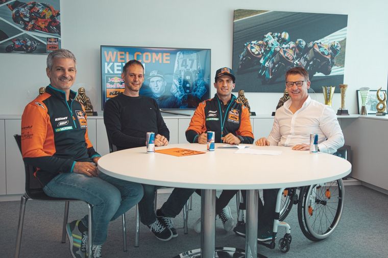 Viladons, Beirer, Benavides y Jonas, tras la firma en Mattighofen