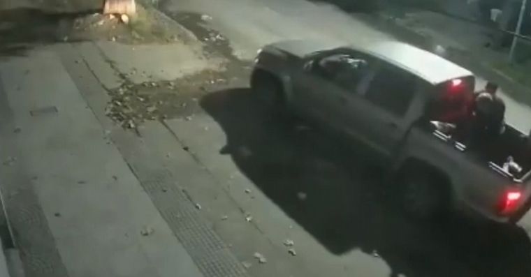 Un comerciante enfrentó a tiros a ladrones que querían robarle la camioneta.