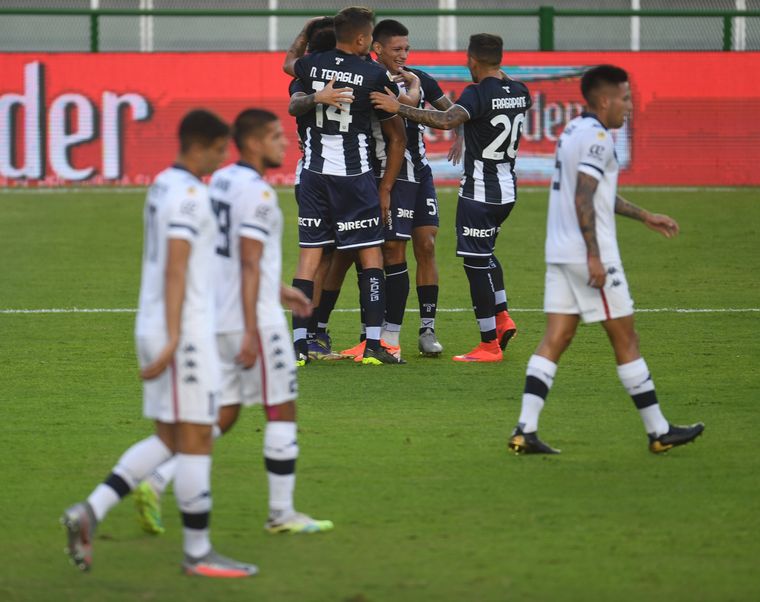 FOTO: Talleres se mide ante Vélez en la cancha de Banfield por Copa Argentina.