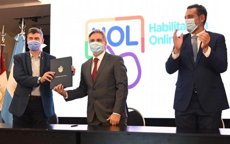 Llaryora envió el proyecto de habilitación de negocios online al Concejo Deliberante.