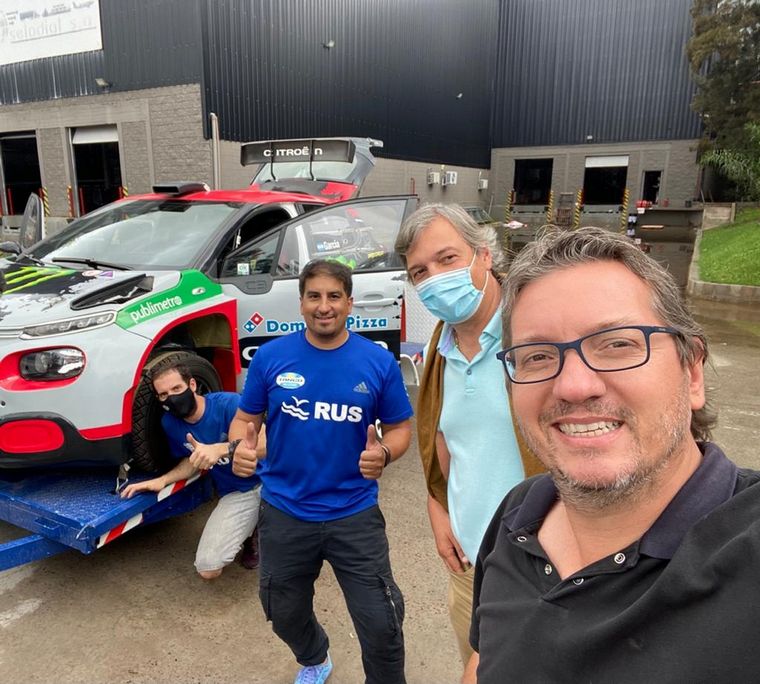 La felicidad de Diego y Alejandro Levy cargando el nuevo auto del equipo.