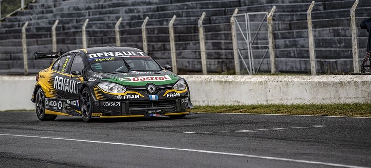 Leonel Pernía y su Fluence clasificando sin público en el "Cabalén"