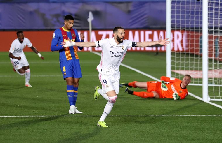 FOTO: El Real Madrid se quedó con el clásico y alcanzó la punta