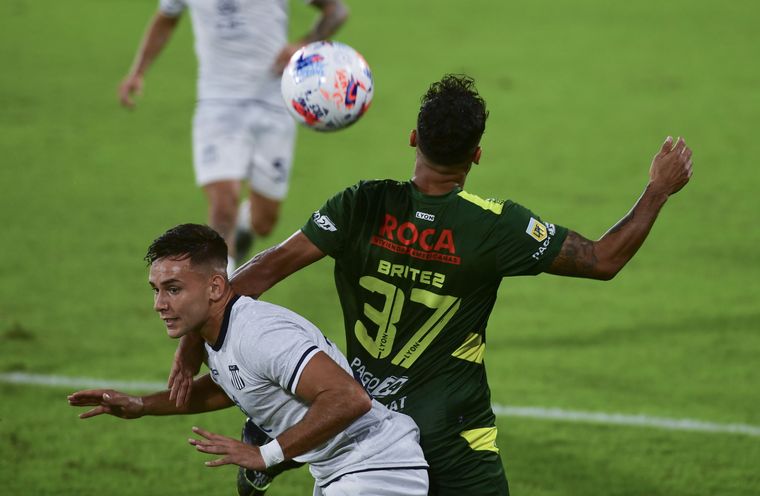 Con goles en contra, Defensa le regaló el empate a Talleres