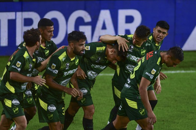Con goles en contra, Defensa le regaló el empate a Talleres