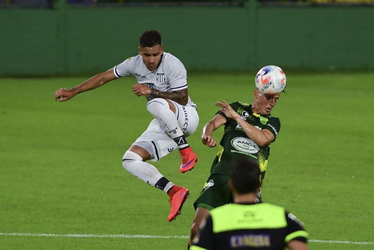 Con goles en contra, Defensa le regaló el empate a Talleres