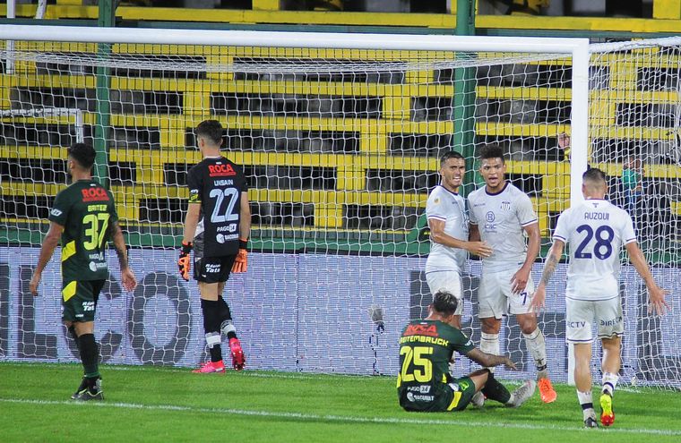 Con goles en contra, Defensa le regaló el empate a Talleres