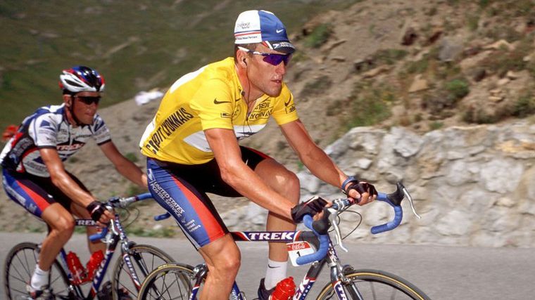 Lance Armstrong fue acusado de usar un motor en su bicicleta