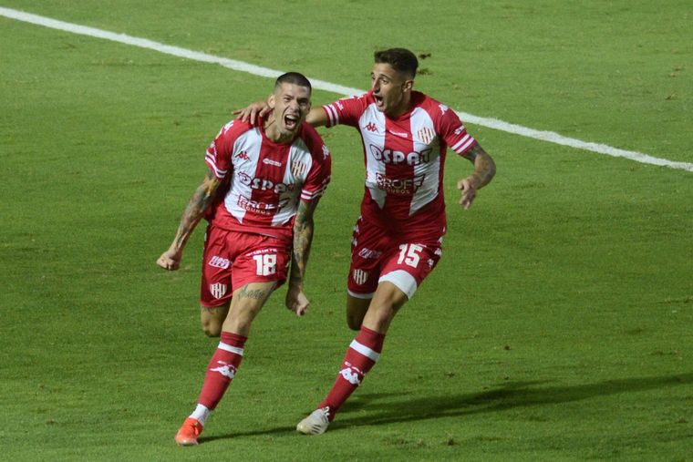 El festejo del tanto de la victoria del conjunto santafesino.