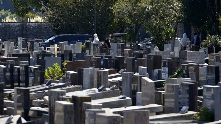 Con su esposa aislada, solo pudo despedirlo su hijo (Foto: Gustavo Gavotti).