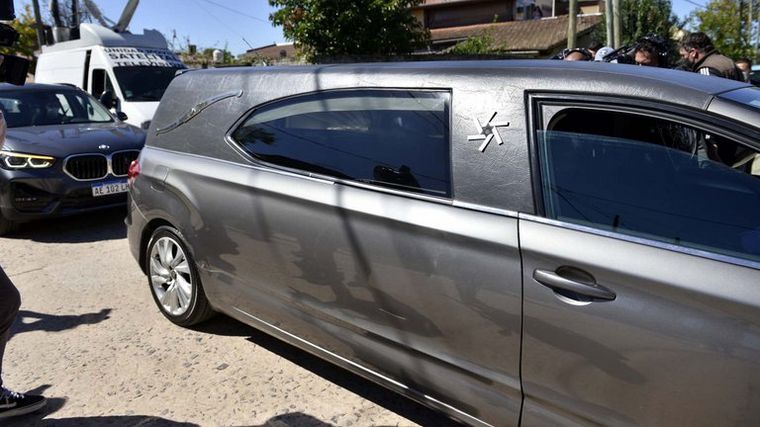 Con su esposa aislada, solo pudo despedirlo su hijo (Foto: Gustavo Gavotti).