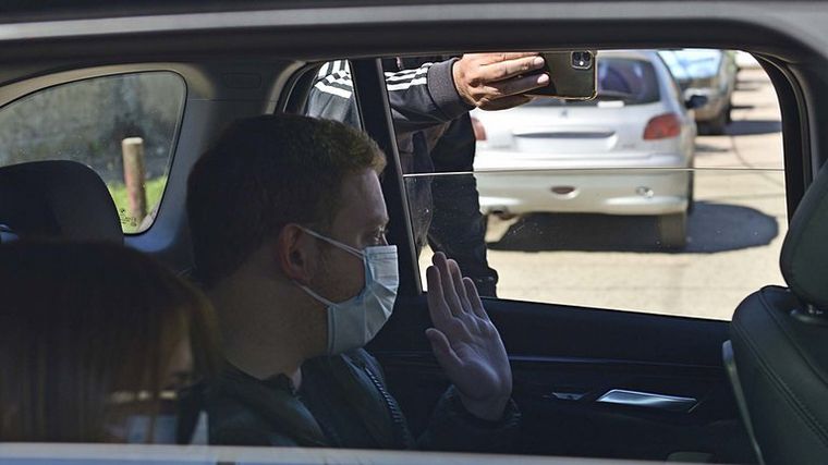 Con su esposa aislada, solo pudo despedirlo su hijo (Foto: Gustavo Gavotti).