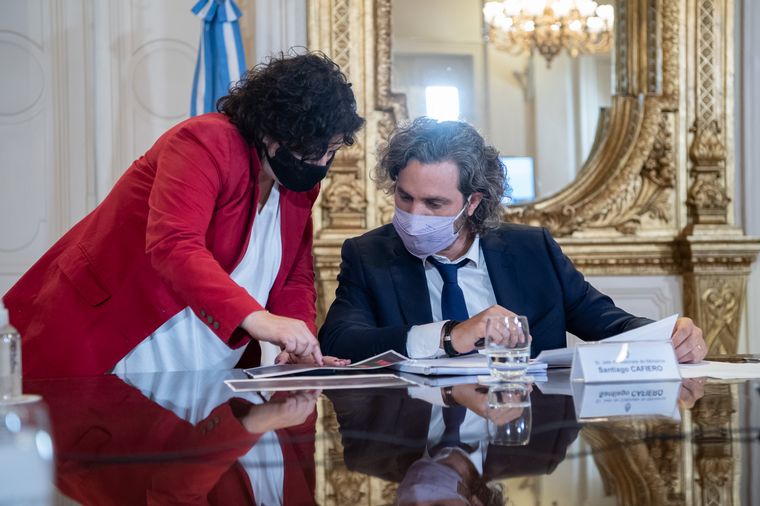 Vizzotti y Cafiero escucharon las sugerencias del comité de científicos. 