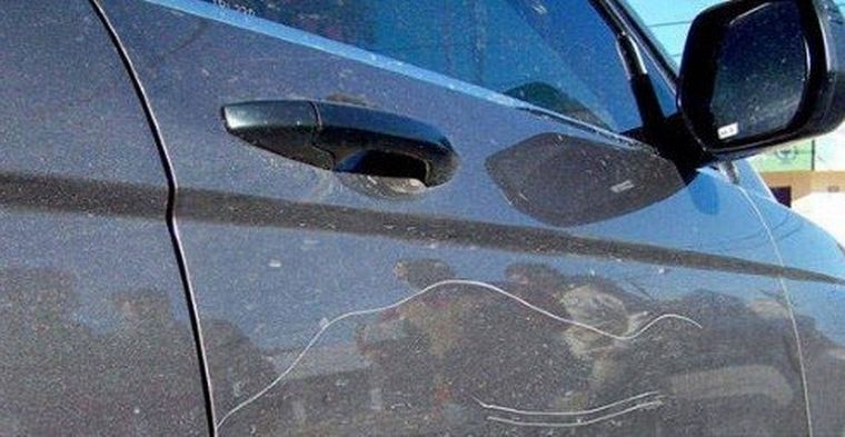 Citaron a declarar a un niño por haber rayado un auto.