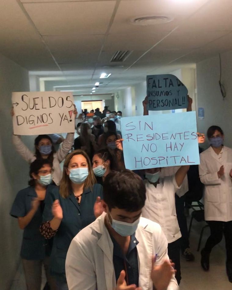 FOTO: Trabajadores de salud reclamaron por más salarios