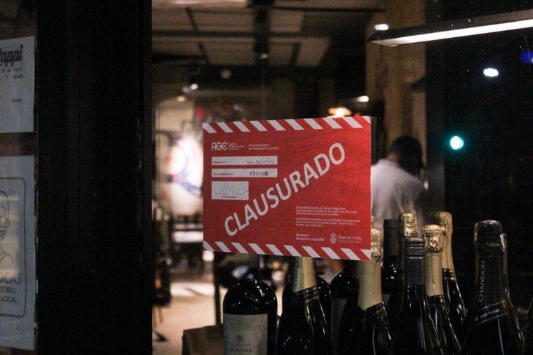Bares y restaurantes acatan medidas en Buenos Aires