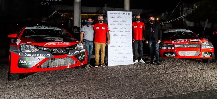 Los piloto Castro y Patat, con los directivos de GS BIO, Venturelli y Goris.