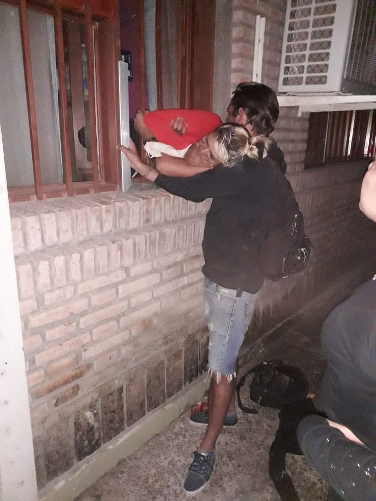 Intentaba robar y quedó atrapada entre las rejas