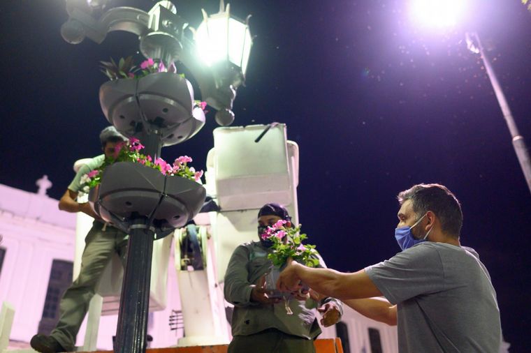 Colocan macetas con riego autónomo en la Plaza San Martín