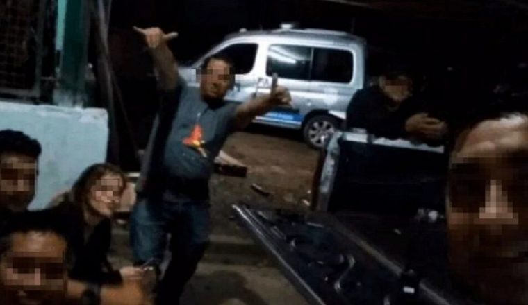 Una de las imágenes de los policías que se viralizó.