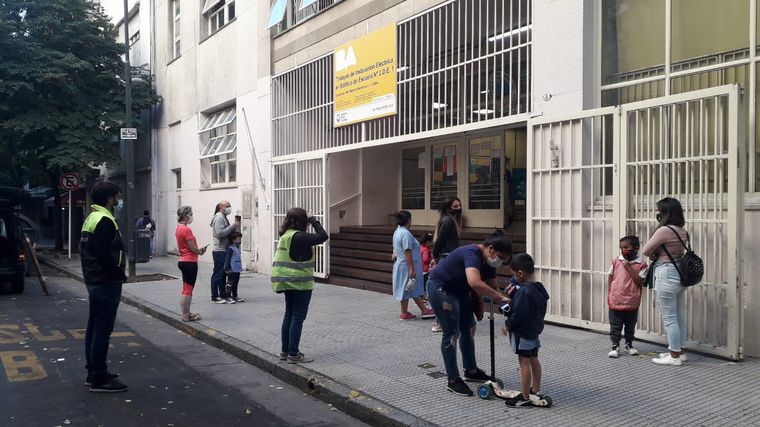 FOTO: Las escuelas de CABA volvieron a recibir a sus alumnos