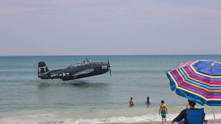 FOTO: Impactante acuatizaje de emergencia de un avión en una playa