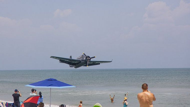 FOTO: Impactante acuatizaje de emergencia de un avión en una playa