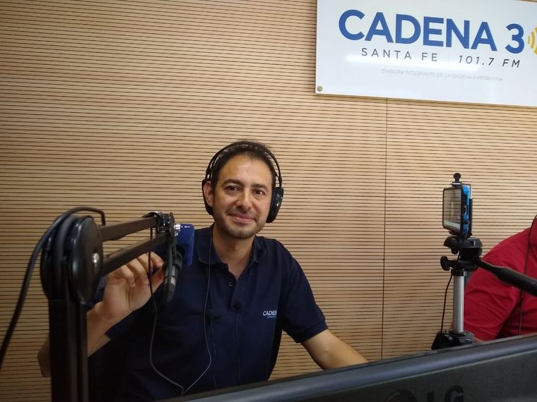 FOTO: Raúl Monti conduce Viva la Radio desde Cadena 3 Santa Fe.