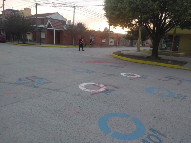 Aparecieron dibujos de cruces esvásticas en Rio Primero