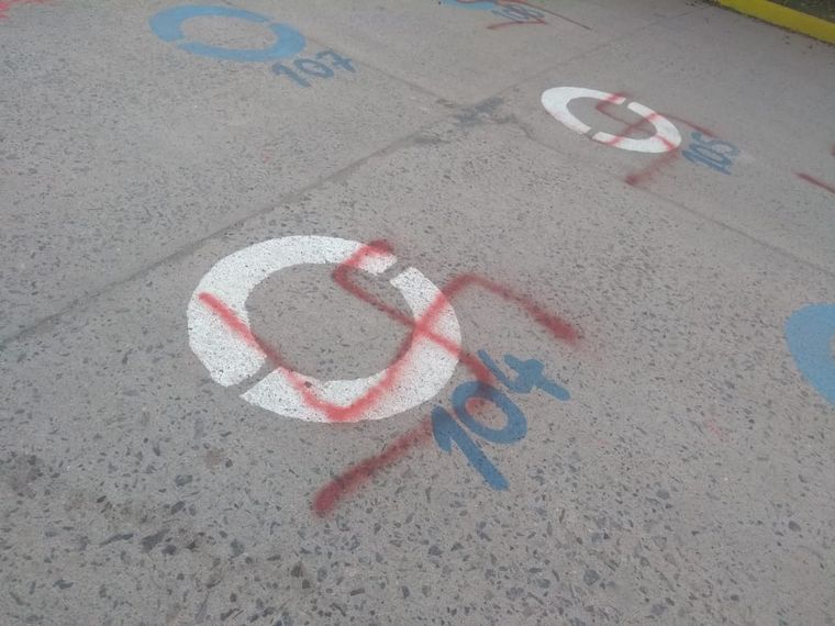 Aparecieron dibujos de cruces esvásticas en Rio Primero