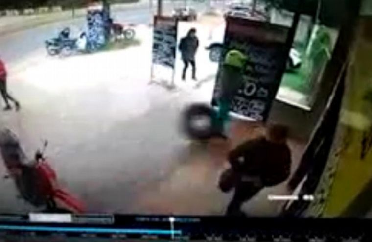 Un neumático salió a toda velocidad y golpeó a una señora