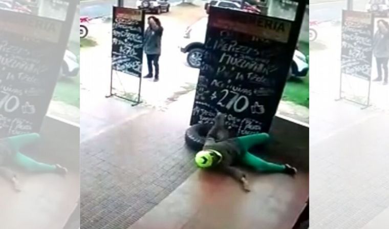 Un neumático salió a toda velocidad y golpeó a una señora