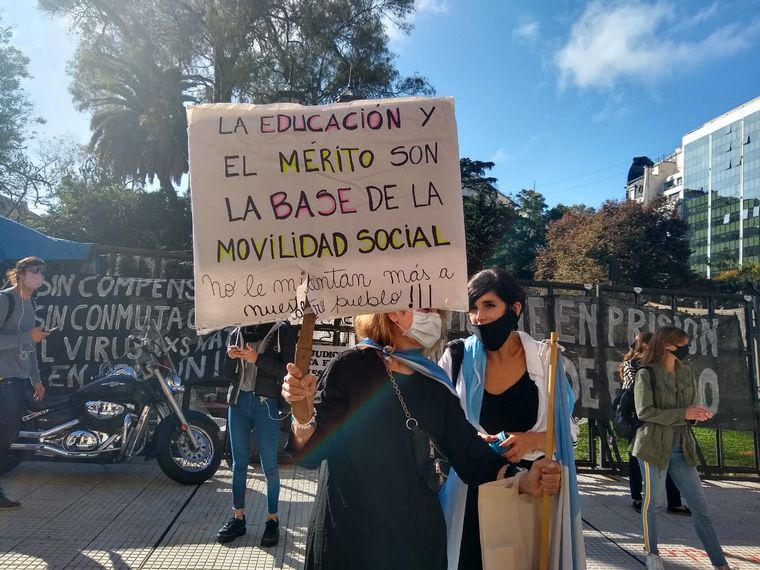 Padres protestan con una sentada en el Palacio de Justicia