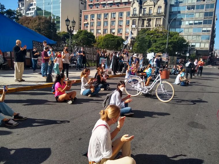 Padres protestan con una sentada en el Palacio de Justicia