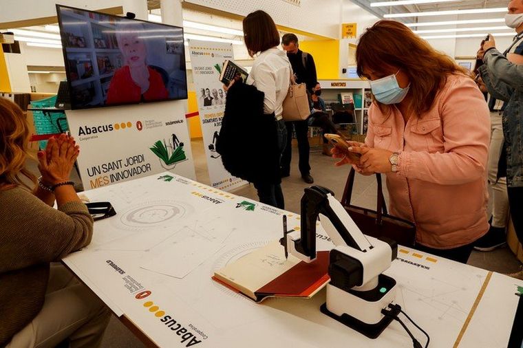 Isabel Allende firmó libros con un robot en Sant Jordi