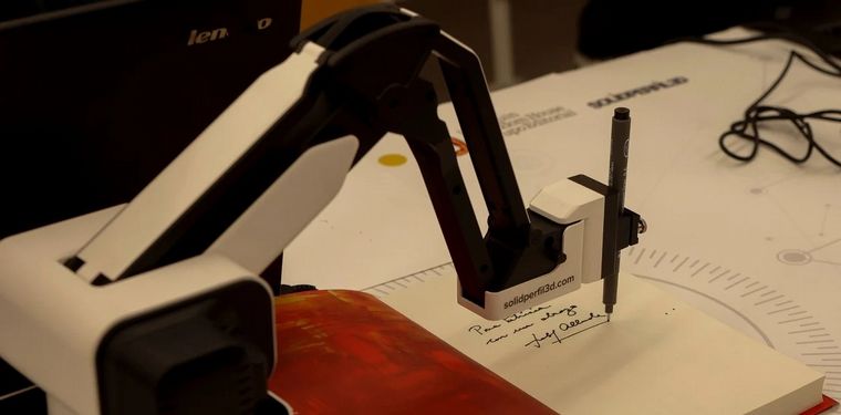 FOTO: Isabel Allende firmó libros con un robot en Sant Jordi