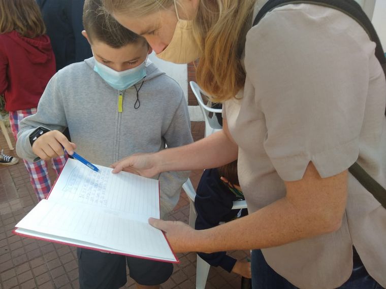 Hicieron la tarea frente a Olivos en señal de protesta