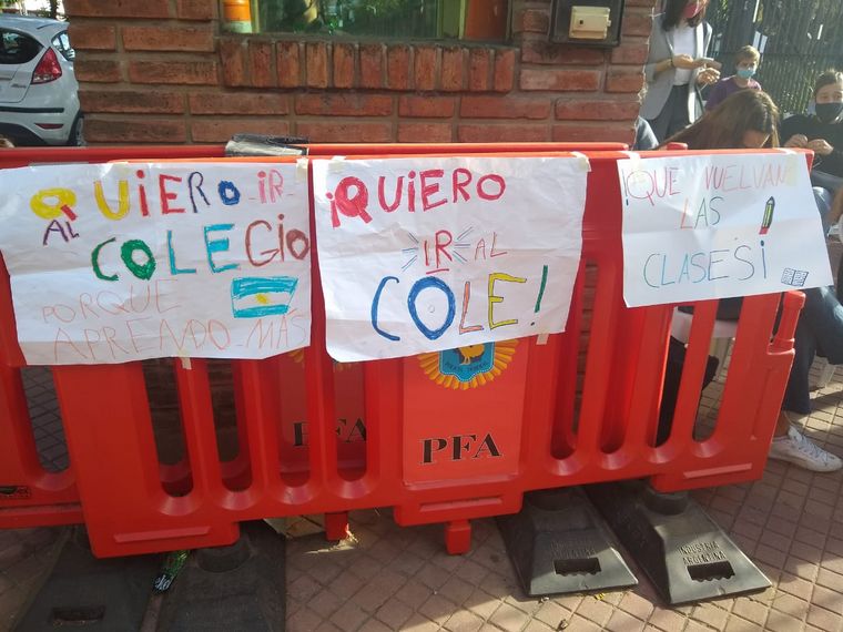 Hicieron la tarea frente a Olivos en señal de protesta