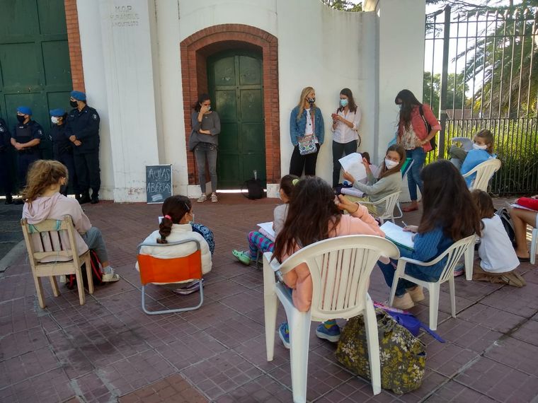 Hicieron la tarea frente a Olivos en señal de protesta
