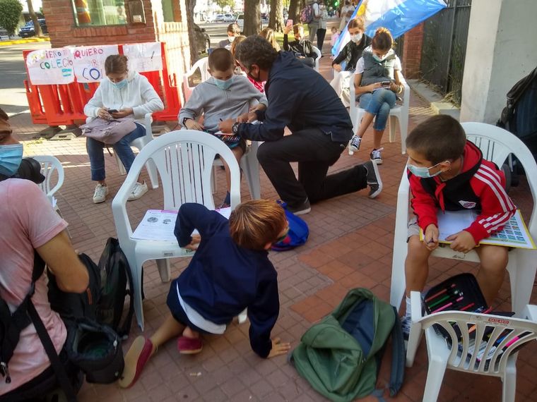 Hicieron la tarea frente a Olivos en señal de protesta