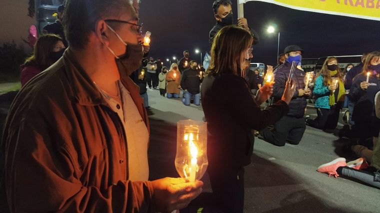 Transportistas de turismo cortan la autopista Córdoba-Rosario.