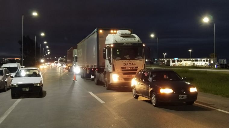 FOTO: Transportistas de turismo cortan la autopista Córdoba-Rosario.