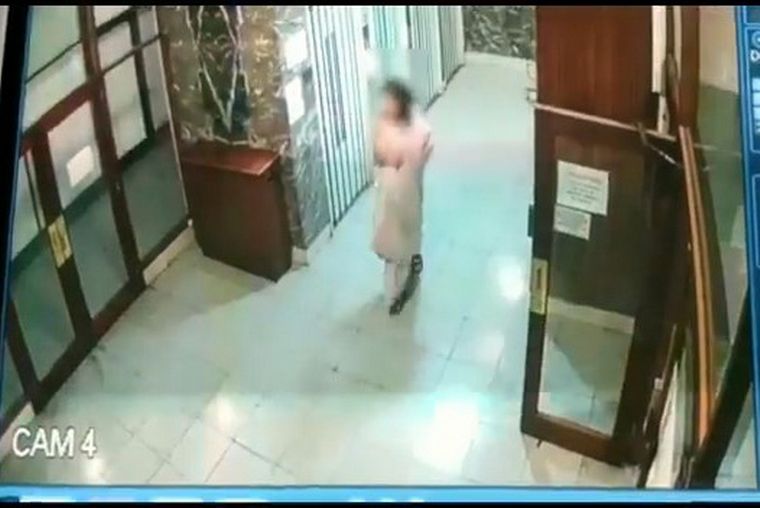 Así salía de un edifició una menor abusada