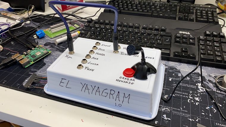 FOTO: Yayagram: el aparato que creó para comunicarse con su abuela