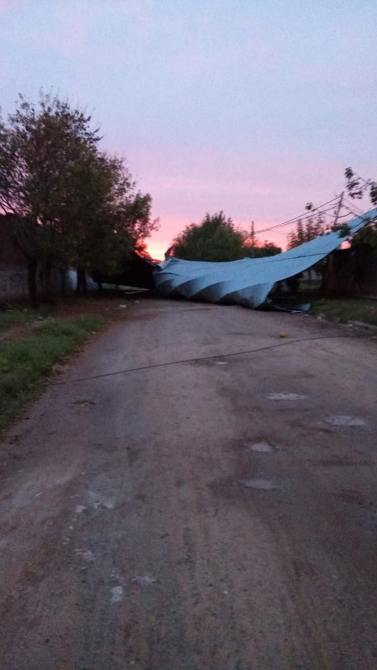Fuertes vientos volaron el techo de un club en Santa Fe