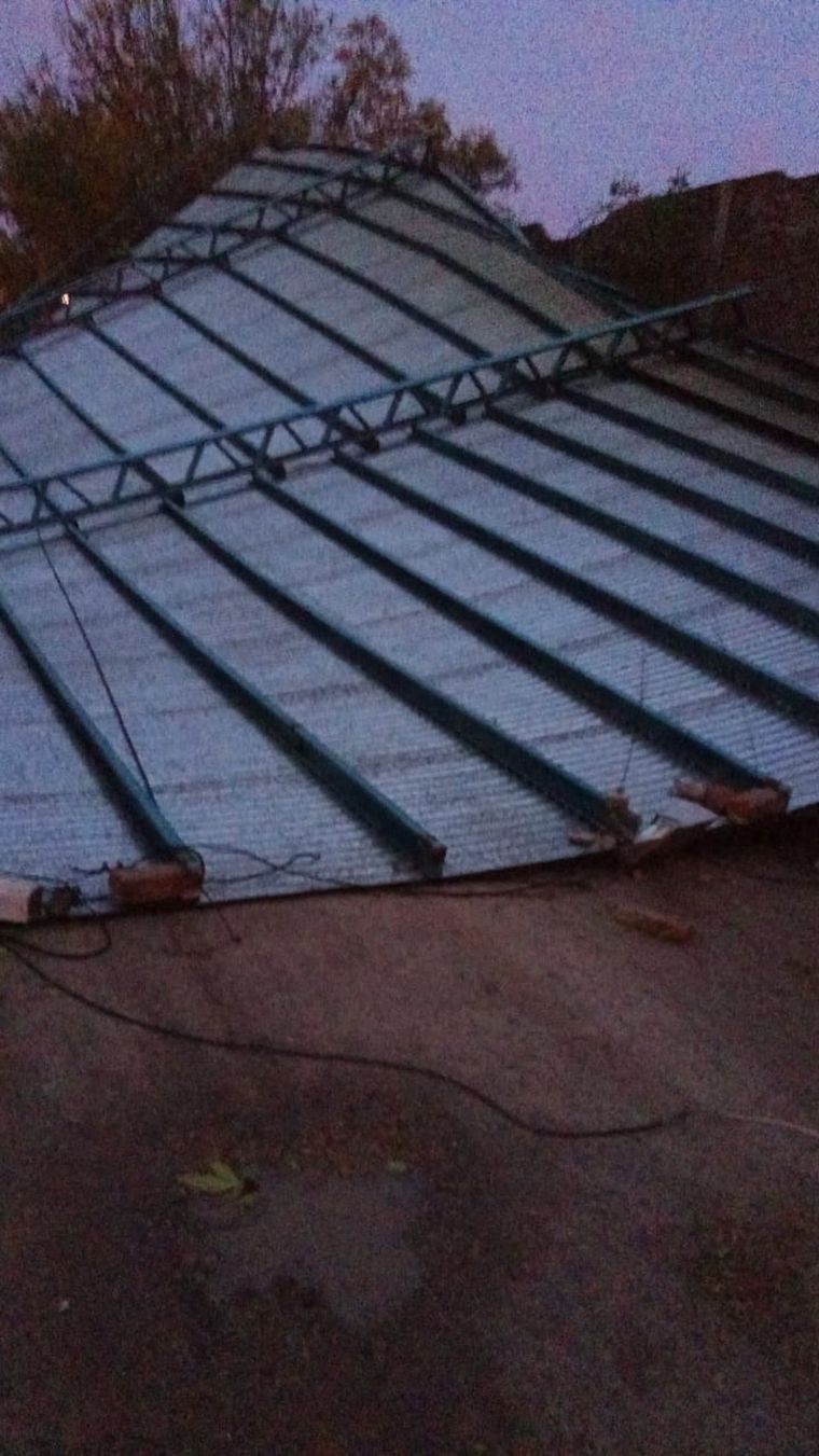 Fuertes vientos volaron el techo de un club en Santa Fe