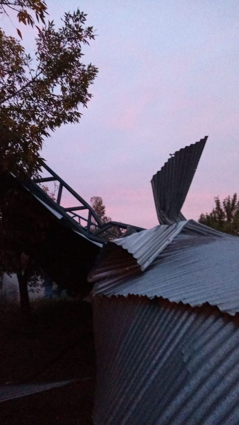 FOTO: Fuertes vientos volaron el techo de un club en Santa Fe